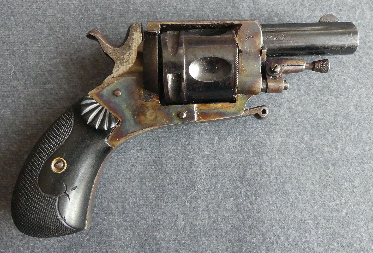 Trés beau revolver Bull-dog en finition de luxe Jaspée calibre 320
