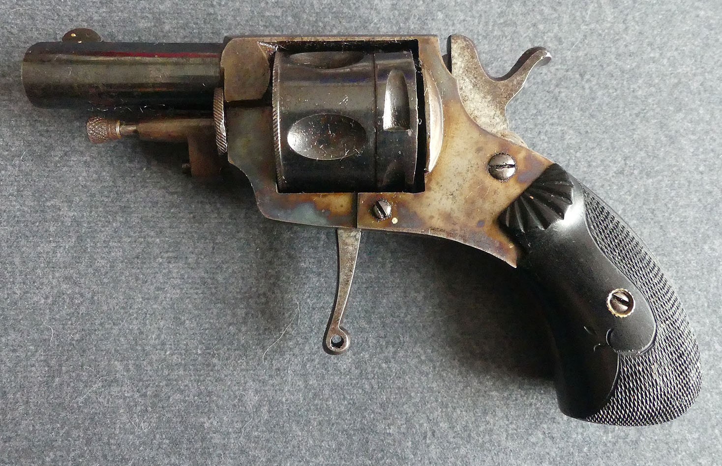 Trés beau revolver Bull-dog en finition de luxe Jaspée calibre 320