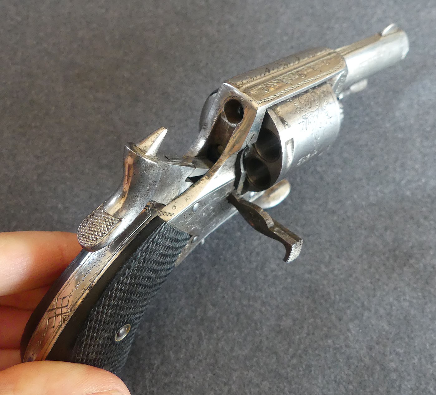 Trés beau revolver de type bulldog gravé en finition dite de luxe cal 320 PC signé J.B Lory