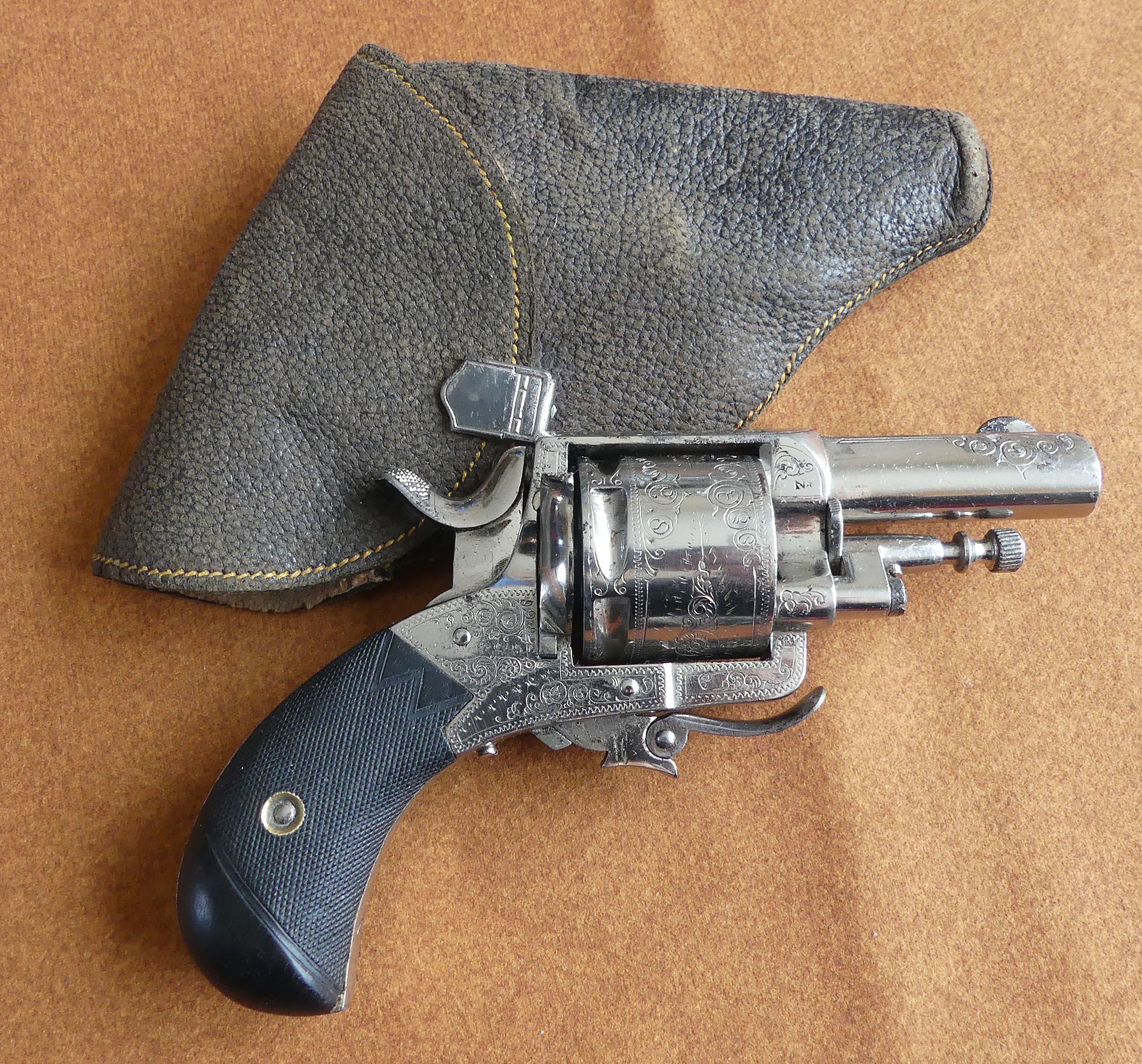 Trés beau Révolver Bull-dog cal 320 avec étuis en finition dite de luxe gravé