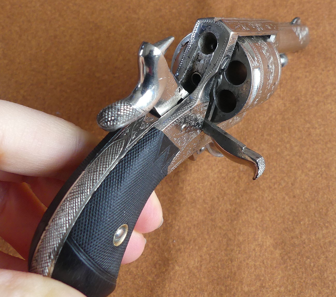 Trés beau Révolver Bull-dog cal 320 avec étuis en finition dite de luxe gravé