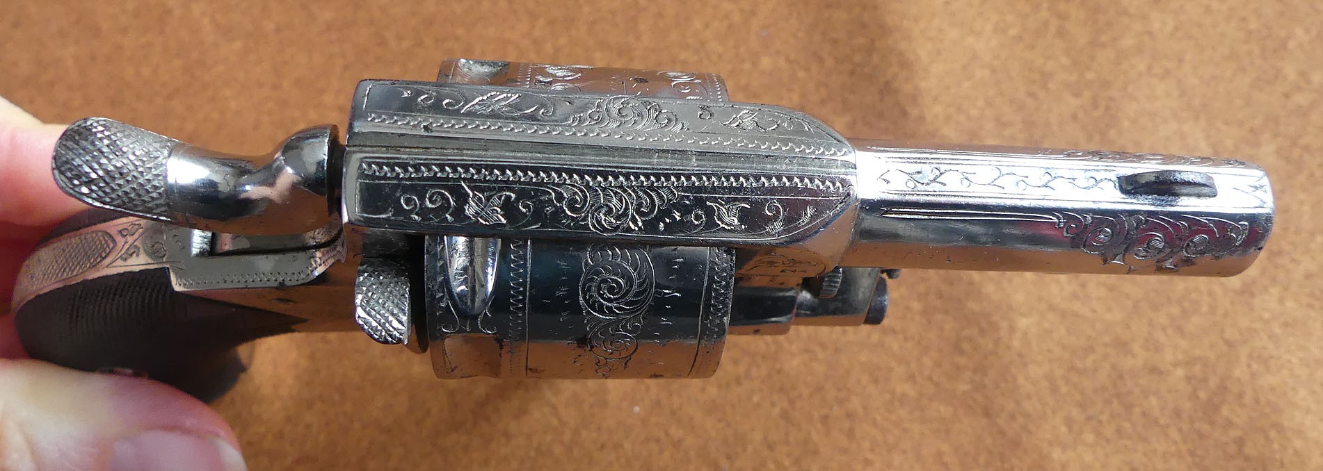 Trés beau Révolver Bull-dog cal 320 avec étuis en finition dite de luxe gravé