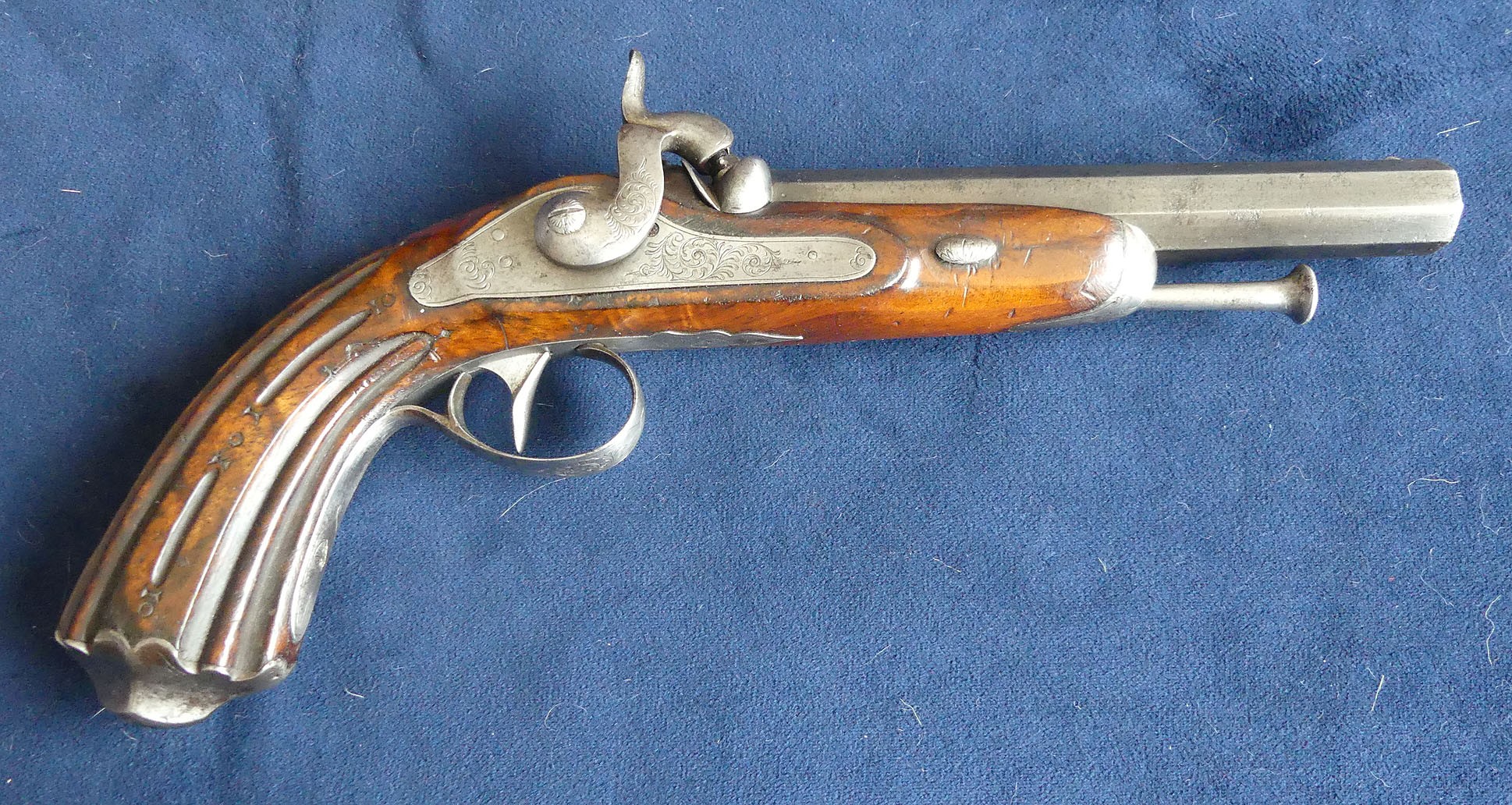 Beau pistolet de voyage a percussion de production Liégeoise vers 1830